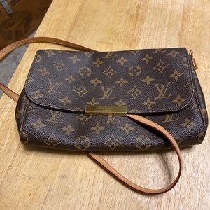 Favorite LV shoulderbag with chain or crossbody